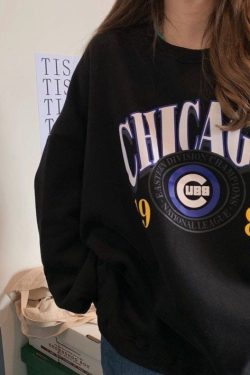 Chicago Illinois Gift Shop Style Comfy And Cozy Oversized Sweatshirt Retro Vintage Trends Cute Aesthetic Fashion Y2k 2000s 90s Style
