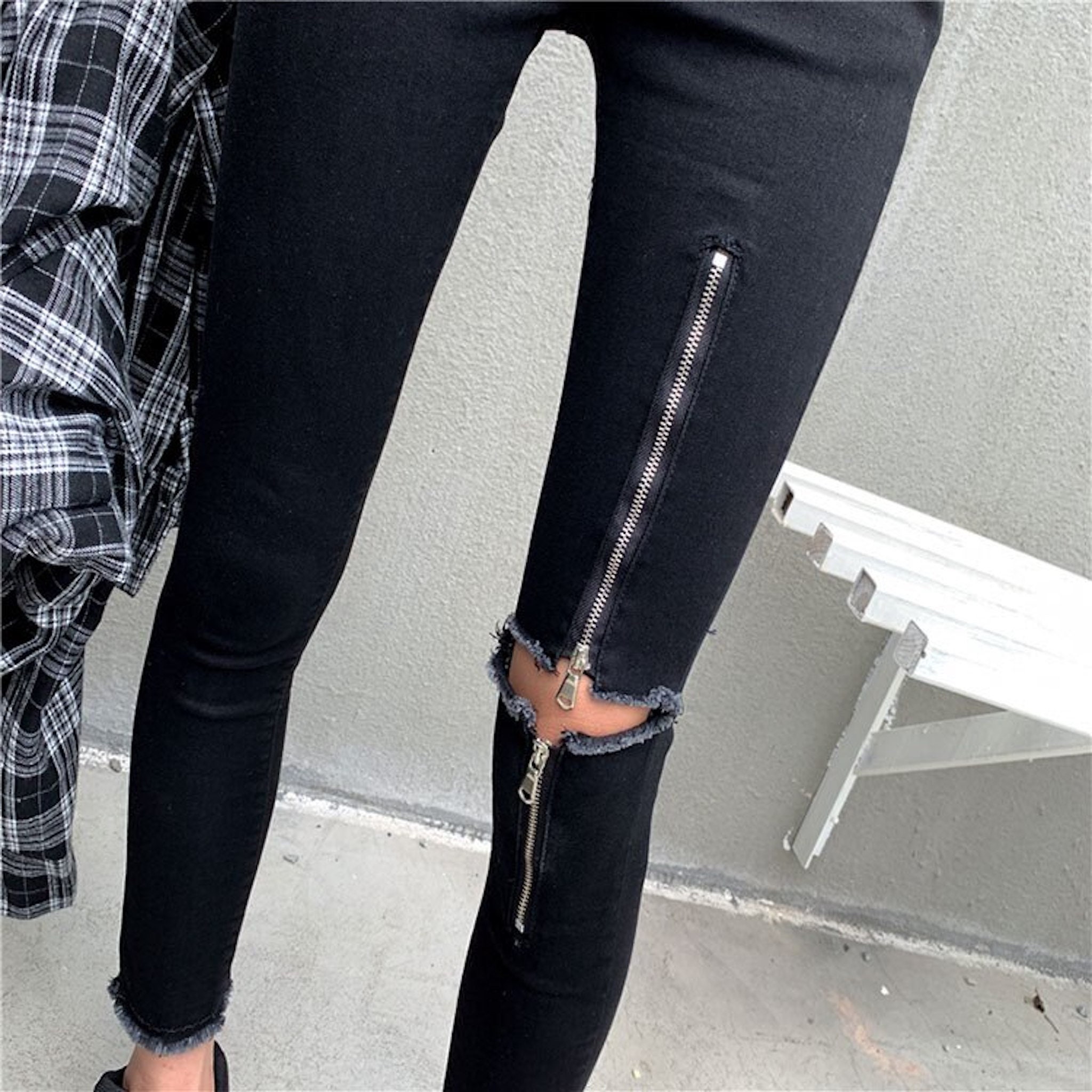 Skinny Jeans With Zipper Hole In Black