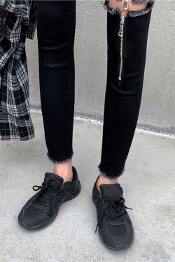 Skinny Jeans With Zipper Hole In Black