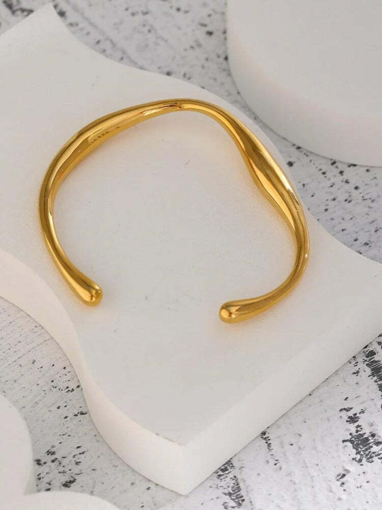 Y2K Gold Bangle Bracelet - Vintage 90s Aesthetic Jewelry for Grunge & Coquette Styles