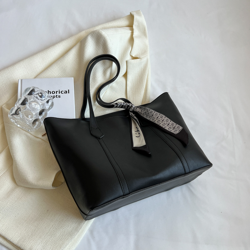 2025 Spring/Summer Women's Minimalist Large Capacity Bucket Bag - Versatile Casual Shoulder Bag for Commuters, Niche Fashion Style