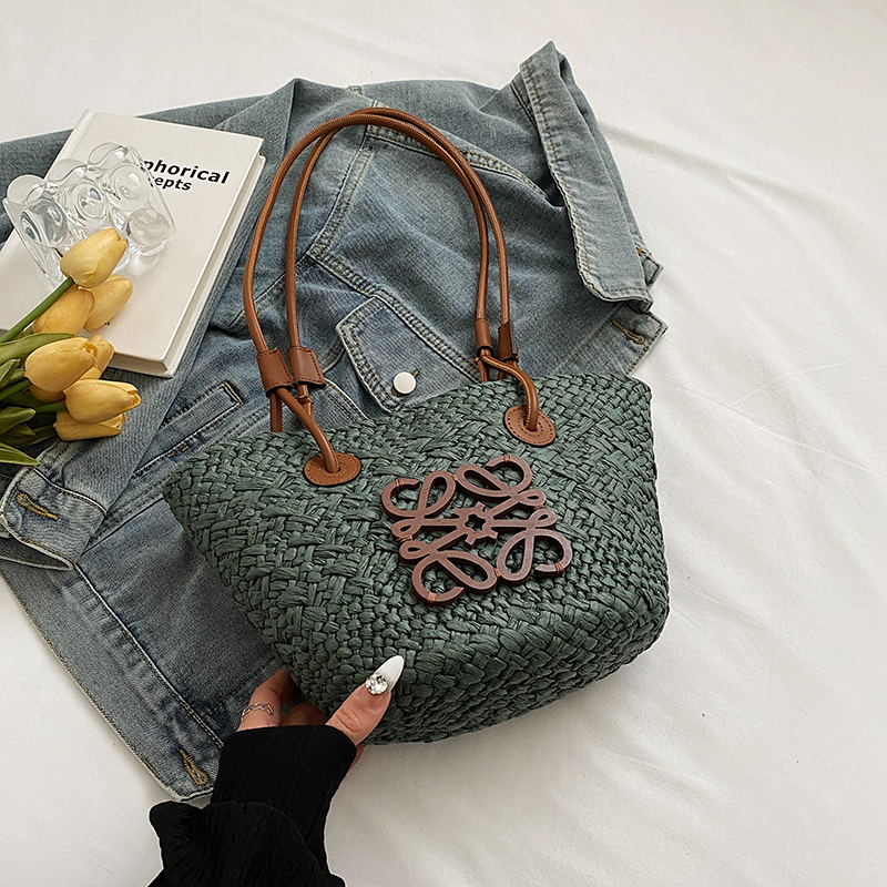 2025 Spring/Summer Women's Minimalist Woven Beach Bag, Casual Shoulder Bag for Vacation, High-End Fashion Style