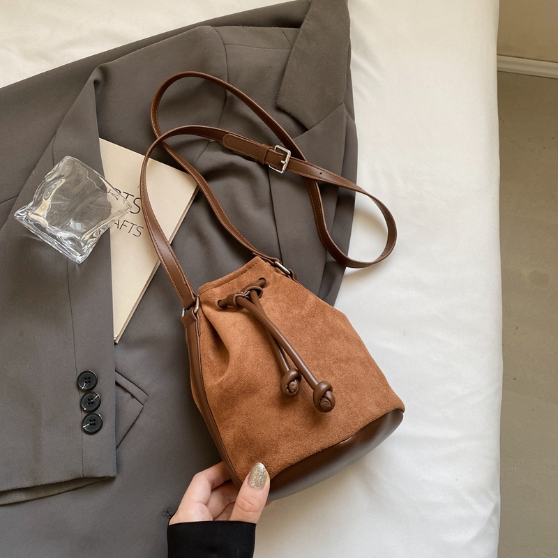 2025 Women's High-End Summer Drawstring Bucket Bag - Chic Shoulder Crossbody Phone Bag for Fashionable Outings