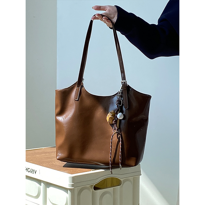 2025 Women's Large Capacity Literary Retro Tote Shoulder Handbag for Commuter Style