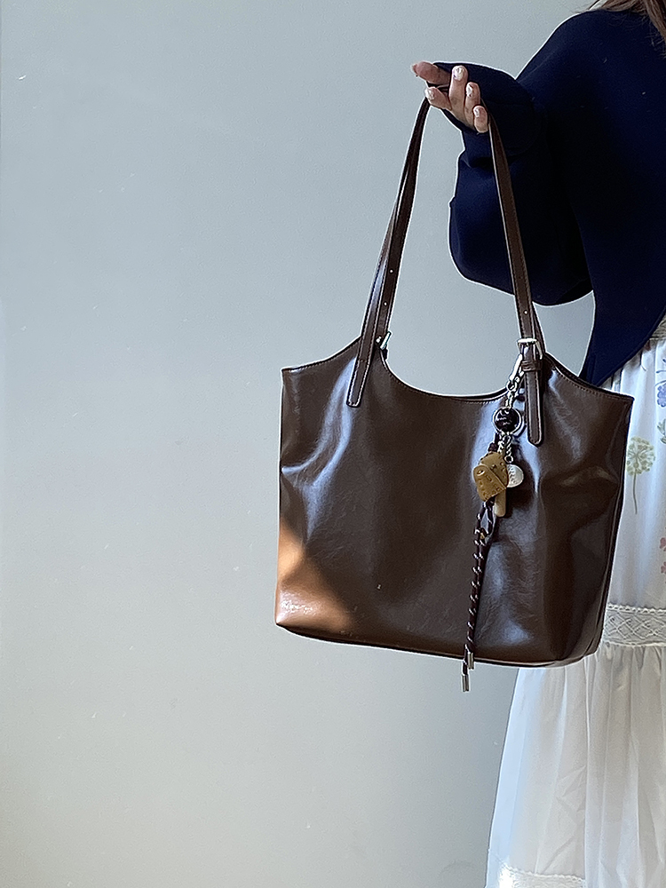 2025 Women's Large Capacity Literary Retro Tote Shoulder Handbag for Commuter Style