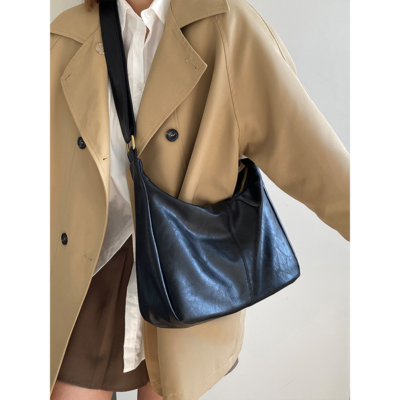 2025 Women's Large Capacity Shoulder Crossbody Bag - Simple Versatile Design for College Commuter Style