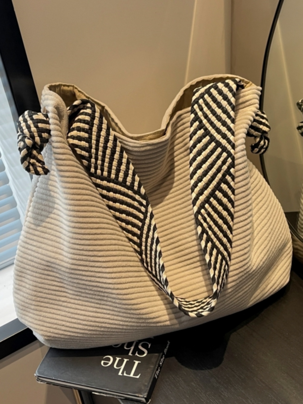 2025 Women's Large-Capacity Single-Shoulder Velvet Tote Bag - Versatile Commuting Bag for Spring and Summer Lazy Style