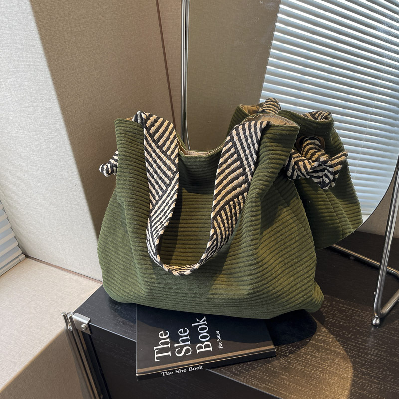 2025 Women's Large-Capacity Single-Shoulder Velvet Tote Bag - Versatile Commuting Bag for Spring and Summer Lazy Style