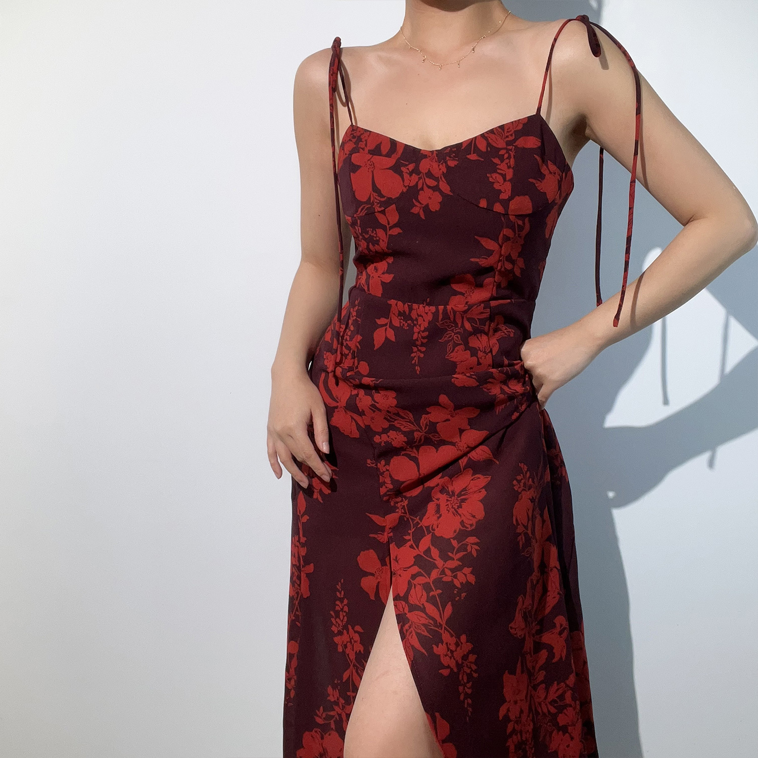 American Vintage Sexy Low-Cut Tie Floral Print Waist-Defined Side-Slit Spaghetti Strap Maxi Dress for Women - Y2K Style