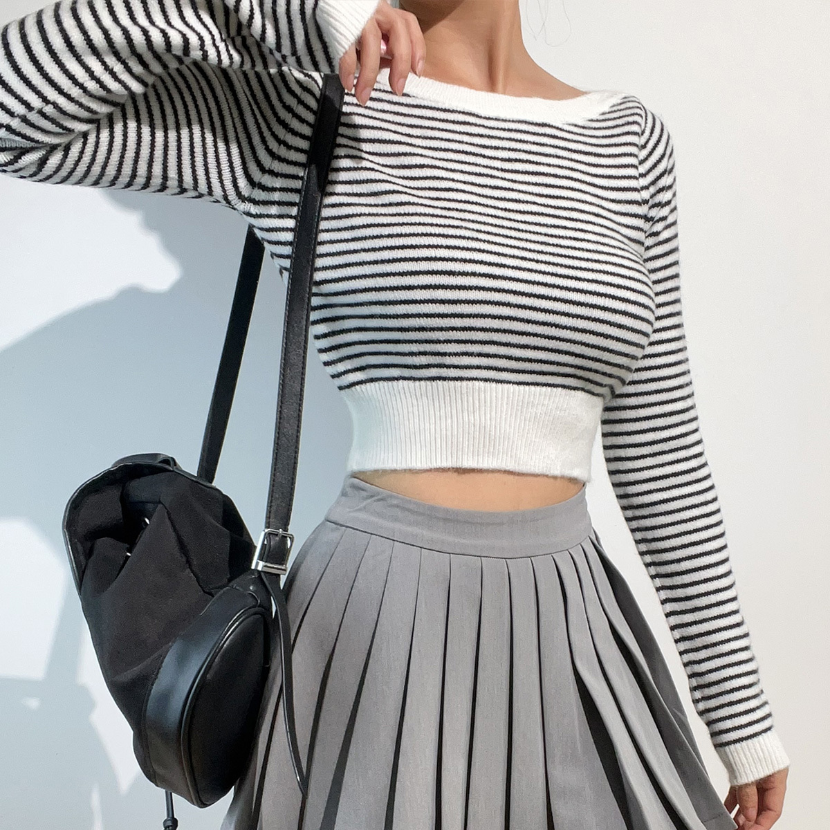 American Vintage Striped High-Waisted Cropped Long Sleeve Knit Sweater Top in Black and White - Y2K Retro Style Fashion