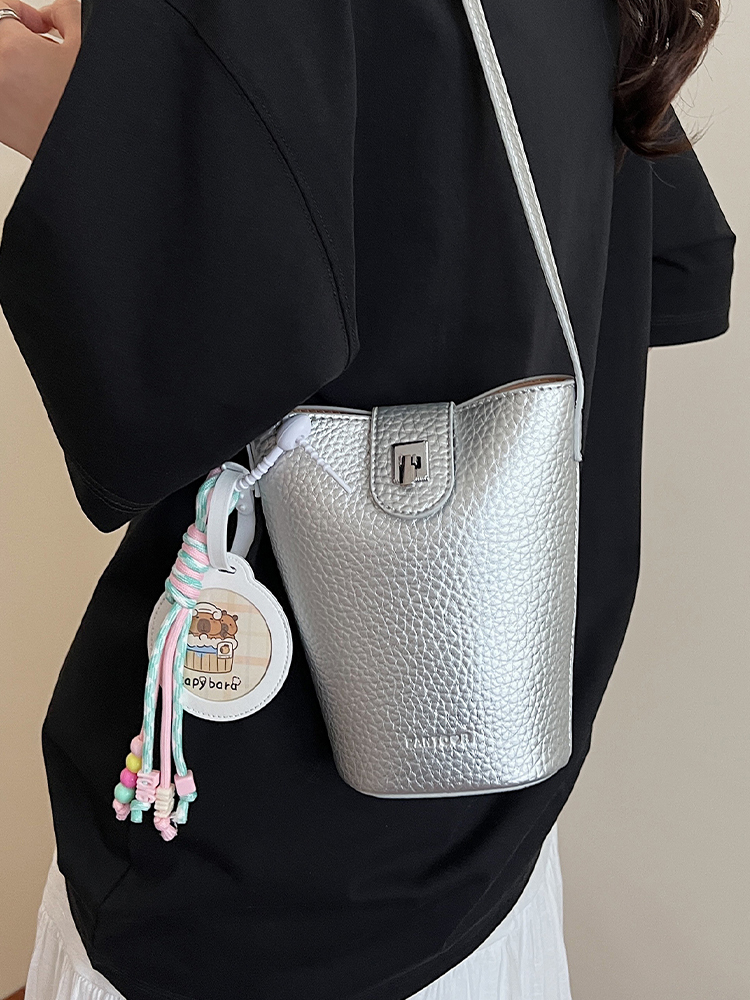 Exquisite Minimalist Bucket Bag - Trendy Crossbody Shoulder Bag for Summer 2025, Niche Fashion Personality Accessory