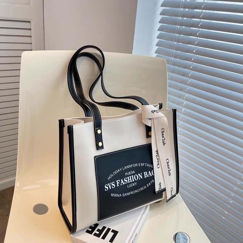 Fashionable Large Capacity Shoulder Tote Bag for College Students - Textured Niche Design for Spring/Summer 2025