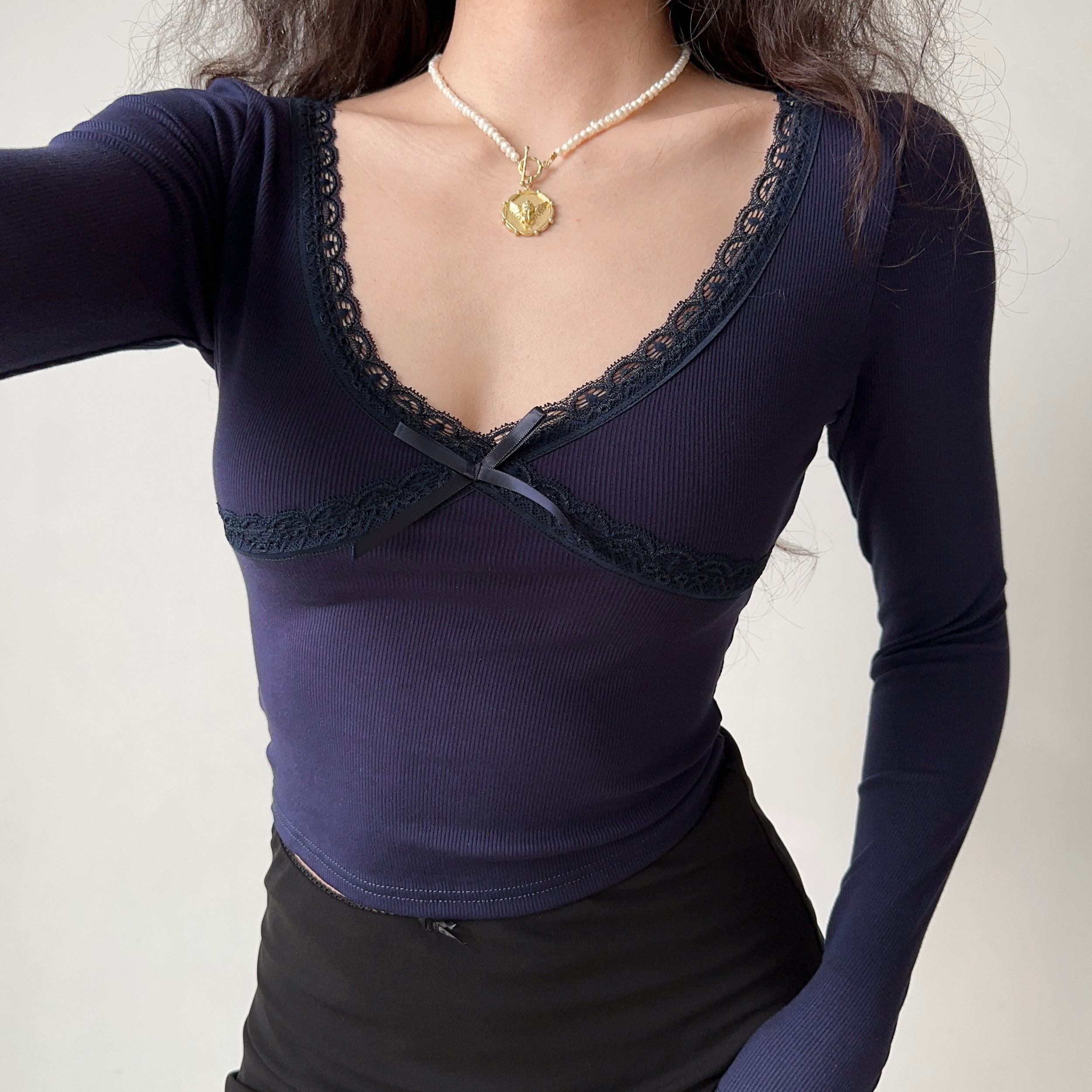 Fitted Black Lace Trim V-Neck Long Sleeve T-Shirt for Women - European & American Style, Slimming Short Top, Perfect for 90s & Y2K Fashion
