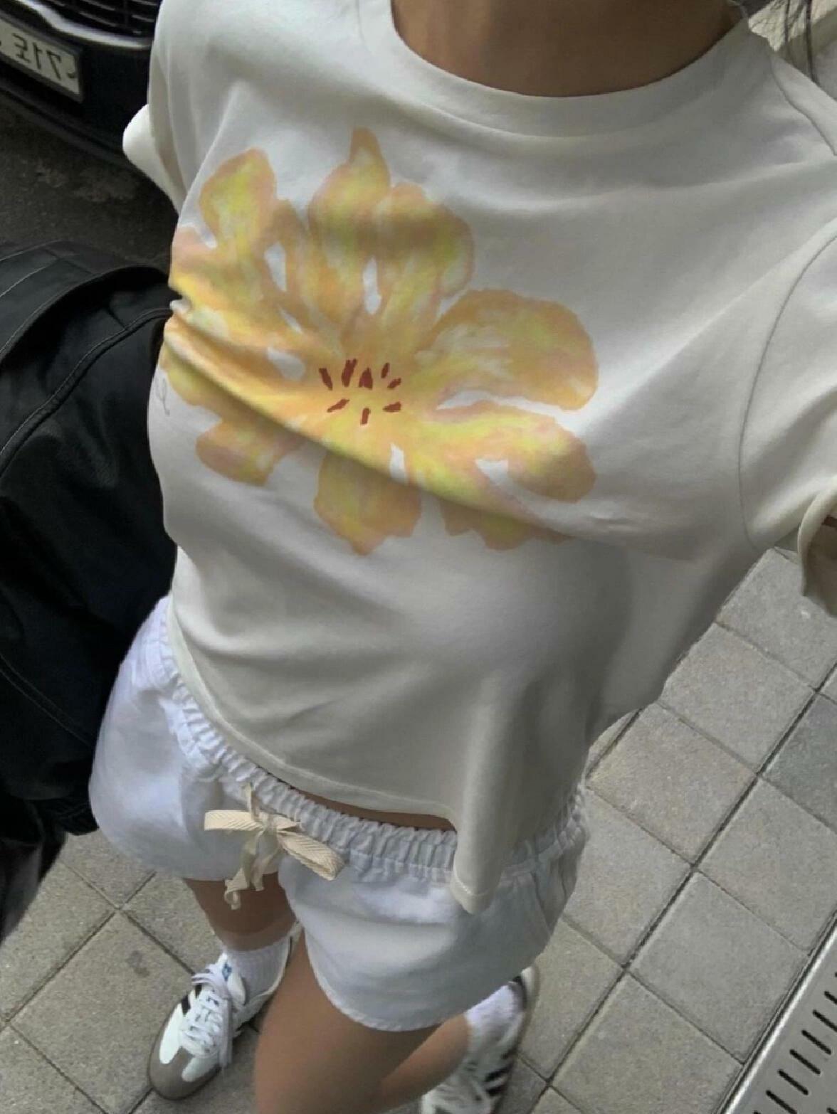 Floral Korean Style Short-Sleeve T-Shirt - Lightweight Slim-Fit Cotton Top for a Youthful Look