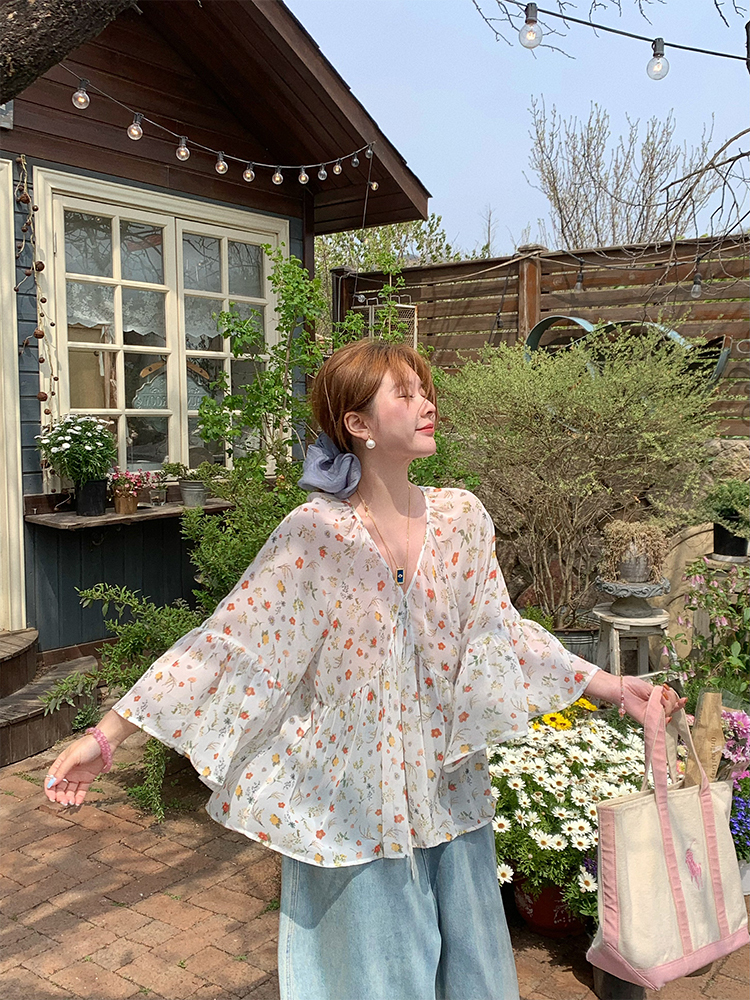 Floral Long Sleeve Chiffon Shirt for Women - Vintage 90s Style Loose Bell Sleeve Sun Protection Top