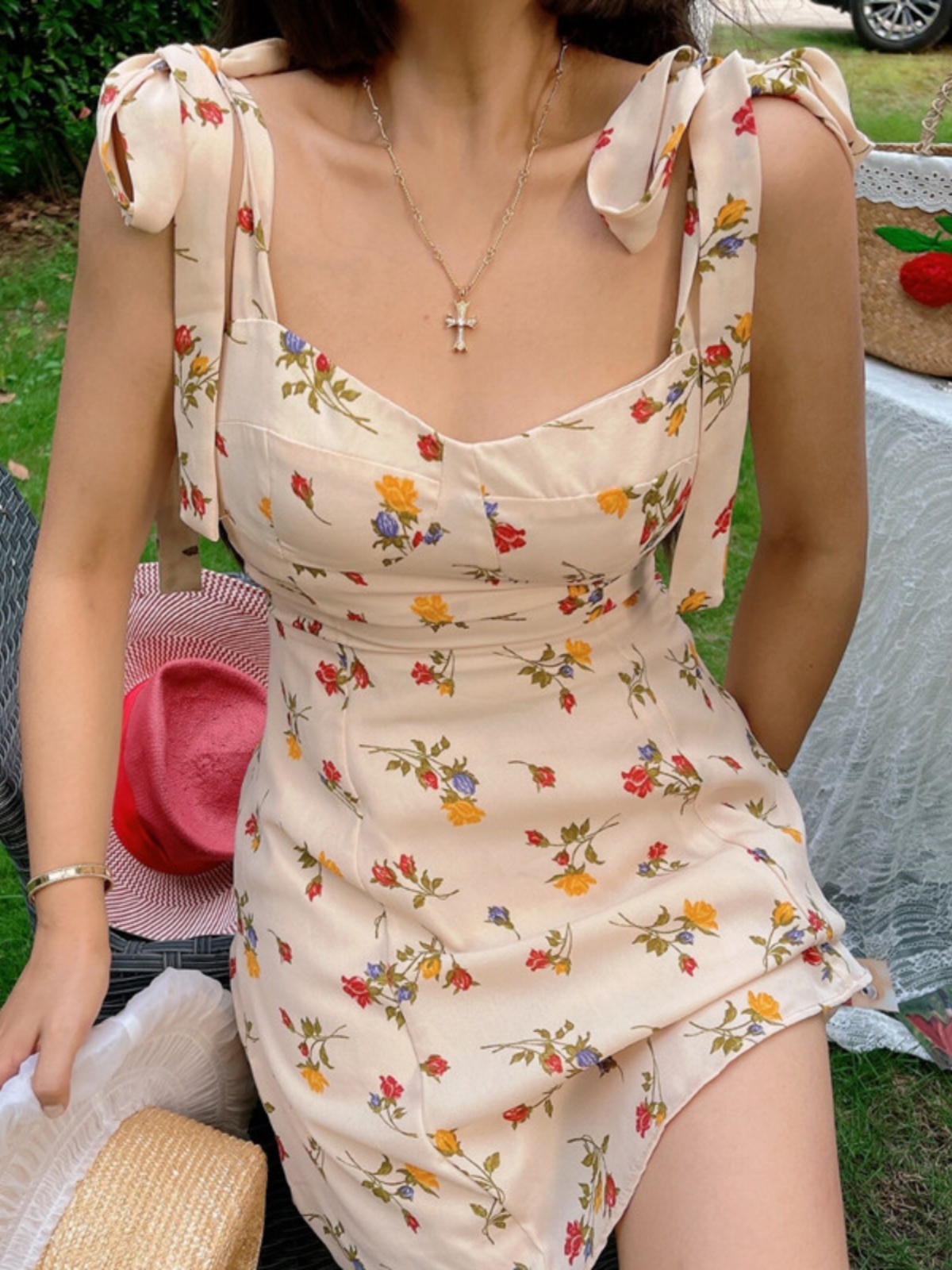 Floral Slimming Slip Dress with Ribbon Bow, French Vintage Style, Flowing Design for Spring/Summer 2022 - Chic and Elegant Fashion