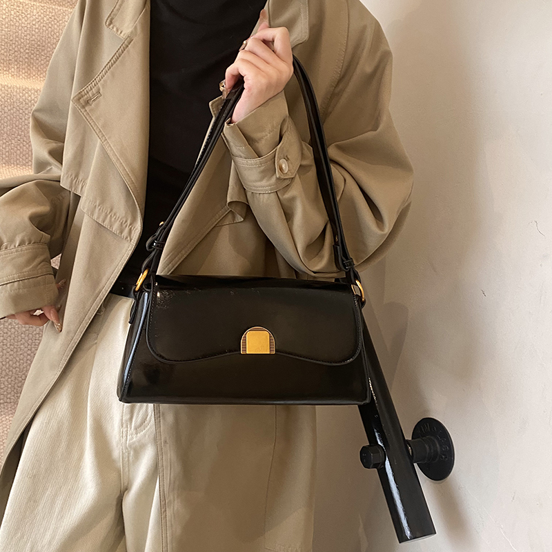 French Retro Oil Wax Leather Underarm Bag for Women - Spring/Summer 2025 Small Shoulder Crossbody Bag, Niche Fashion Accessory