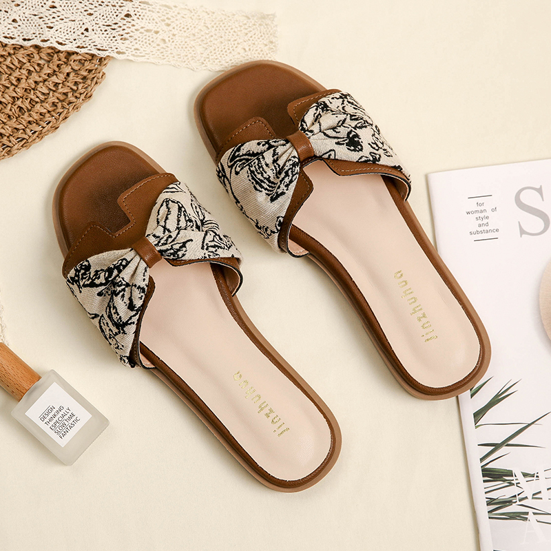 French Retro Sheepskin Flat Sandals for Women - Summer 2025 Beach Style, Perfect for Skirts and Outdoor Wear