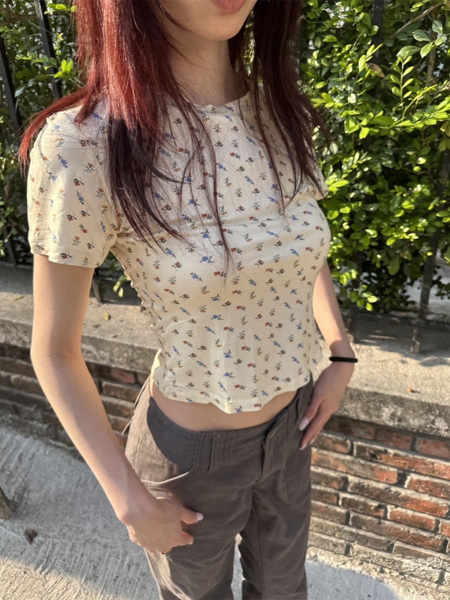 French Romantic Floral Slim Fit Short T-Shirt for Women - Spring 2025 Fashion in Vintage Style