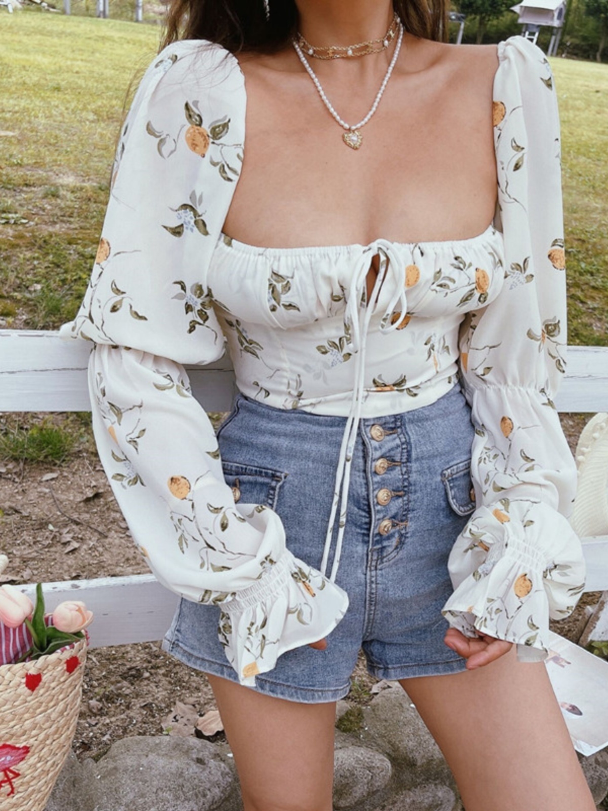 French Vintage Floral Shirt with Square Neck and Lantern Sleeves, Waist-Cinching Short Design for Spring/Summer 2025 Fashion