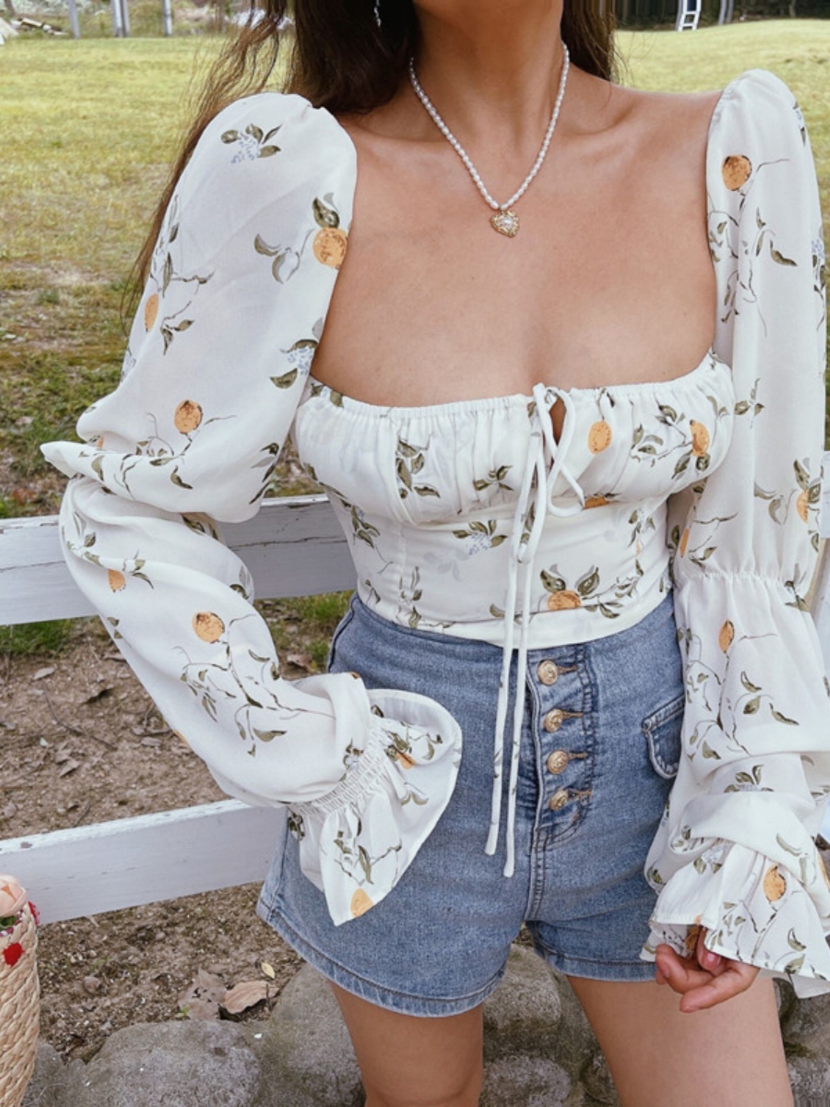 French Vintage Floral Shirt with Square Neck and Lantern Sleeves, Waist-Cinching Short Design for Spring/Summer 2025 Fashion