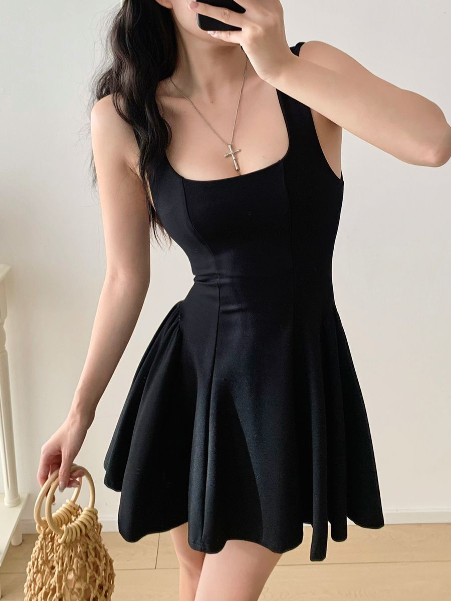 French Vintage Style Square Neck Pleated Wide Strap Short Skirt Dress in Pure Color for Vacation, 90s Inspired Fashion