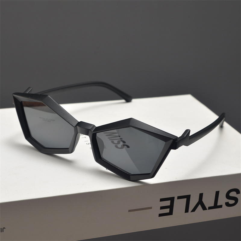Futuristic Cyberpunk Polygon Diamond Sunglasses for Slim Faces - Unisex Hip-Hop Party Eyewear