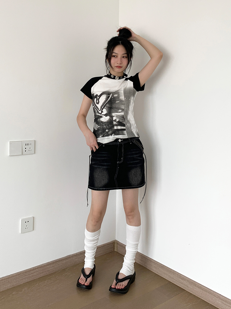 Hand-Painted Black and White Graffiti Raglan Short Sleeve T-Shirt - Casual Streetwear Style