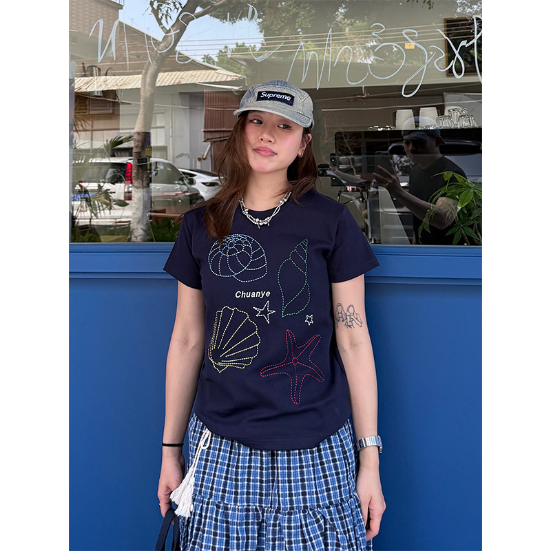 Heavyweight Shell Embroidery Short Sleeve T-Shirt for Women - Slim Fit, Flattering Round Neck Top, Casual 90s Style
