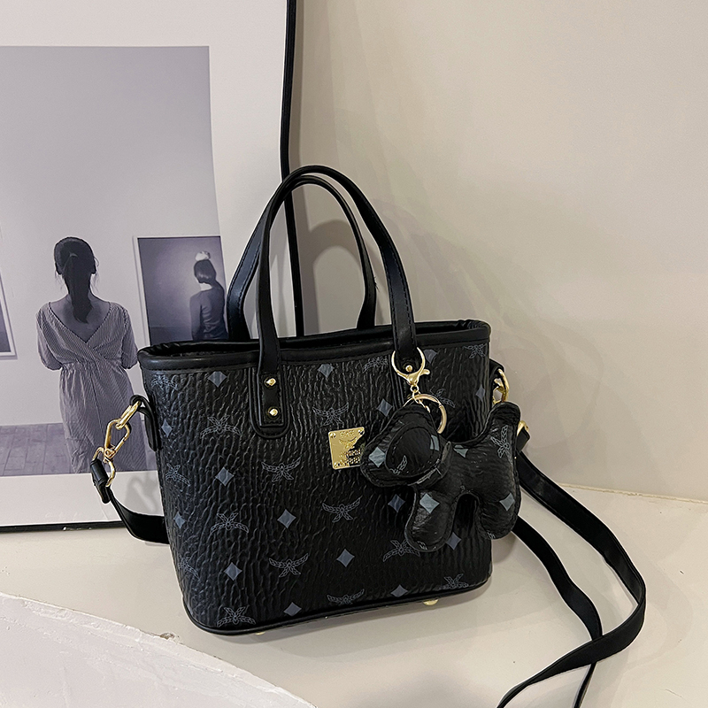 High-End Versatile Tote Bucket Bag - Trendy 2025 Shoulder Crossbody Design for Class and Commuting