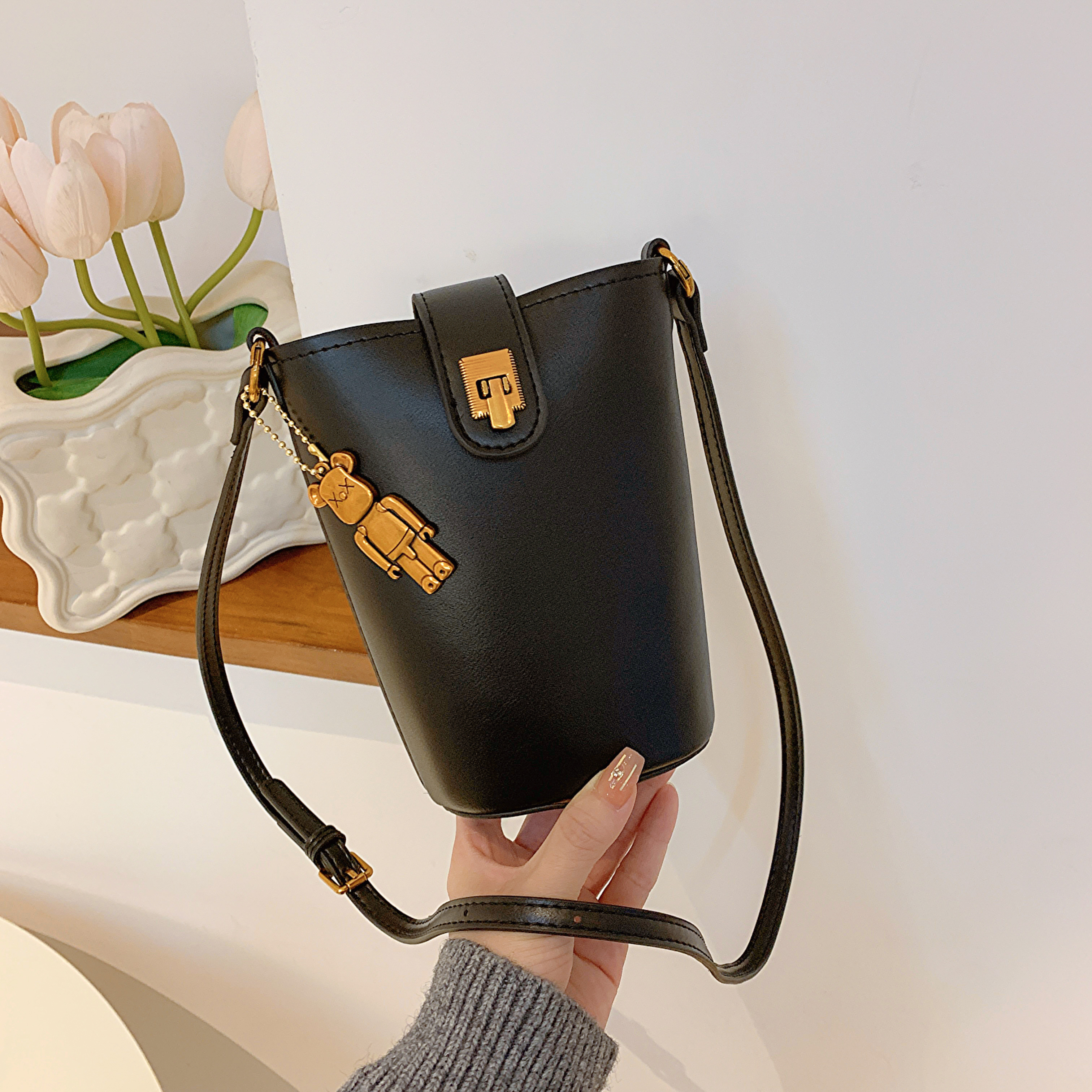 High-End Women's Retro Bucket Bag - 2025 Autumn/Winter Casual Crossbody for Commuting and Versatile Style