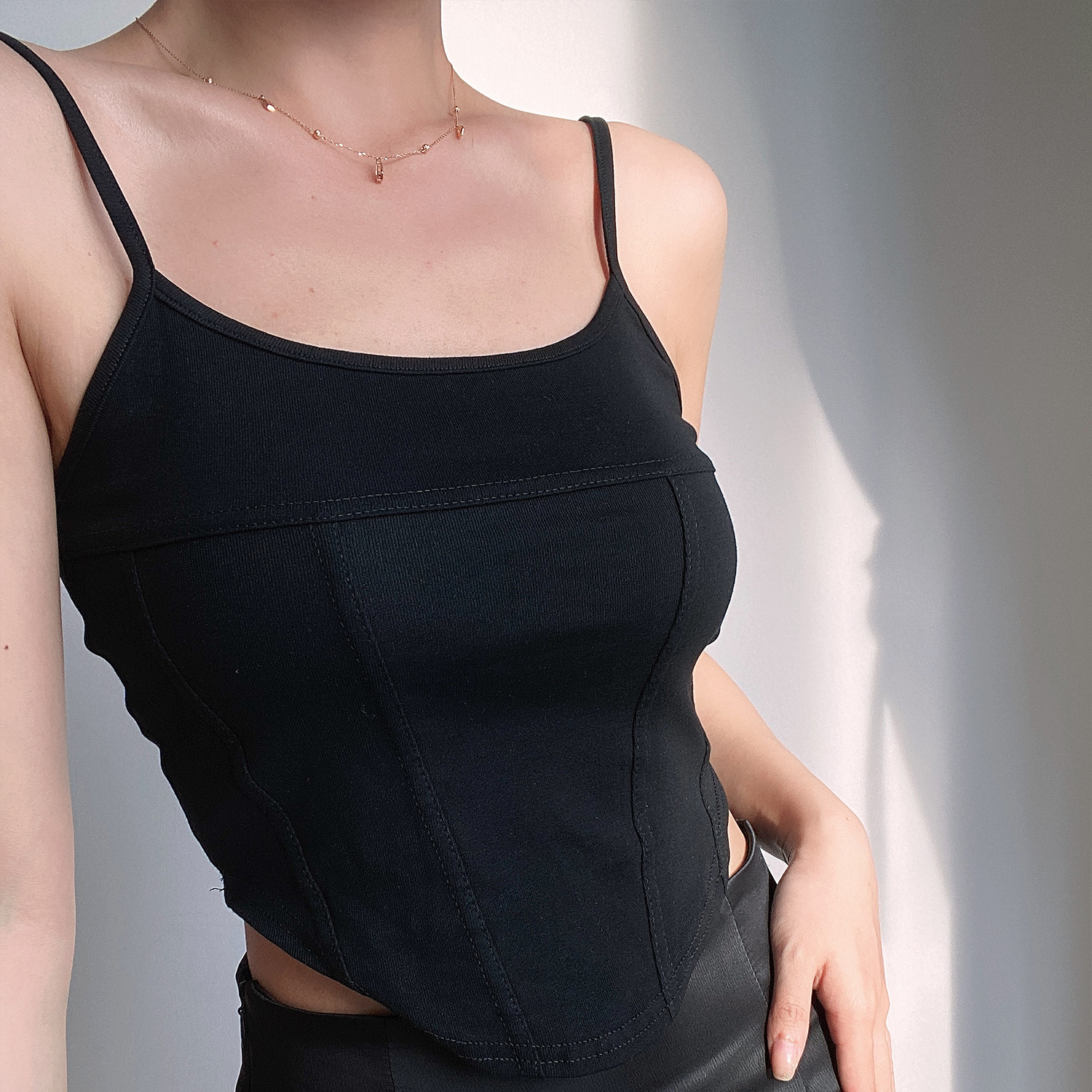 High-Waisted Retro Y2K Sexy Fishbone Spliced Slim Camisole with Curved Hem for Women - Solid Color Fashion Top