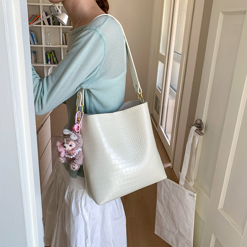 Korean-Style Crocodile Pattern Versatile Shoulder Bag for Women - 2025 Summer High-End Crossbody Bucket Bag