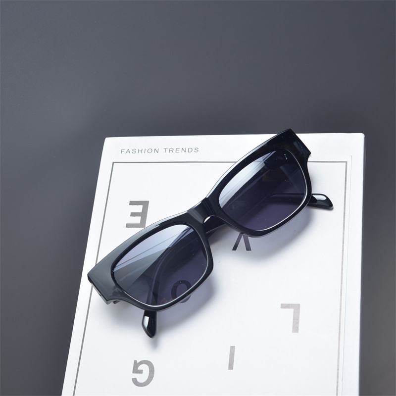Korean Style Retro Square Sunglasses for Women - Trendy High-End Fashion for Summer Beach Vacations and Street Photography
