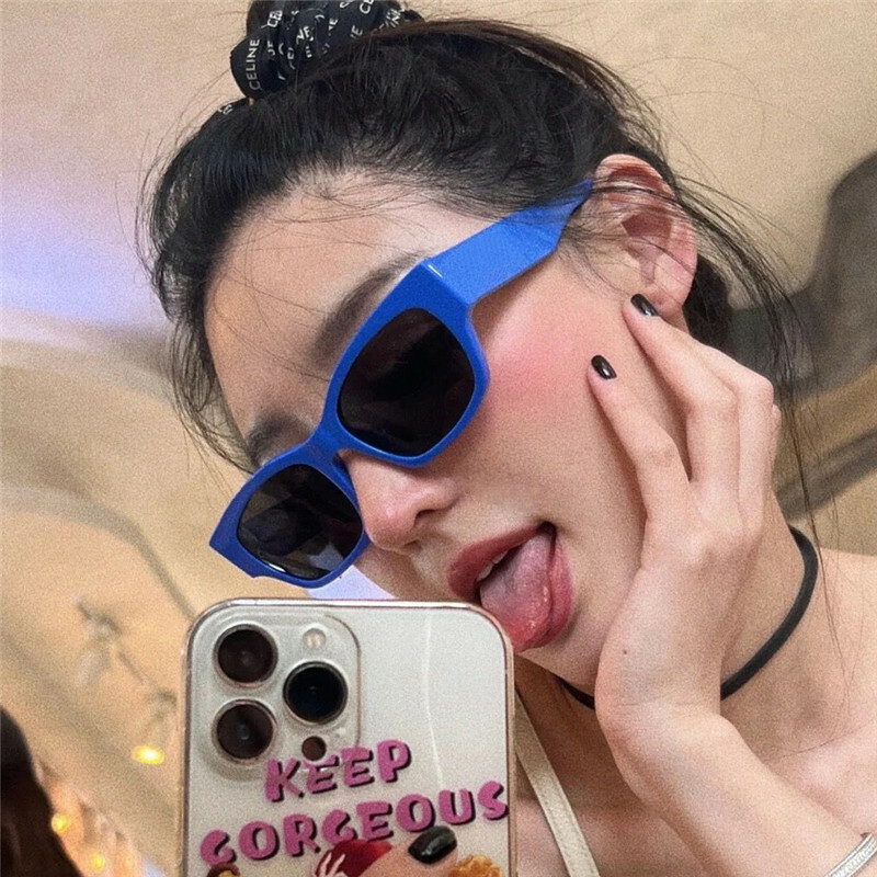 Korean Style Retro Square Sunglasses for Women - Trendy High-End Fashion for Summer Beach Vacations and Street Photography