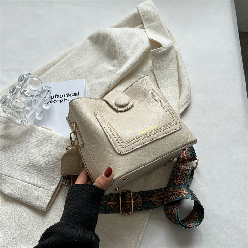 Korean Style Retro Wide Shoulder Strap Crossbody Bag for Women - Versatile Spring/Summer 2025 High-End Bucket Bag