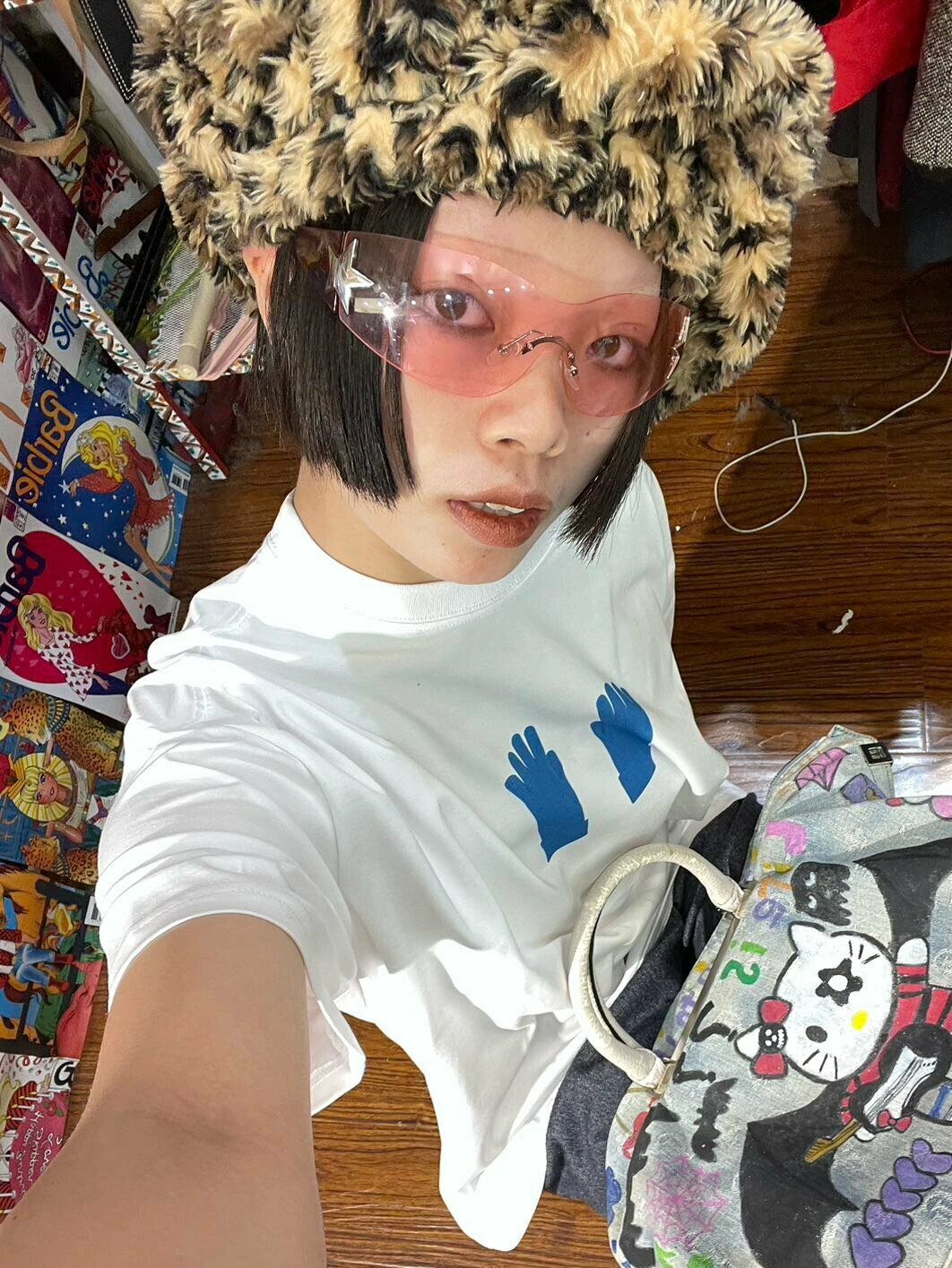 Korean Style Vintage Blue Graphic T-Shirt with Glove Print - Casual, Cotton, Trendy, Retro, Youthful Aesthetic