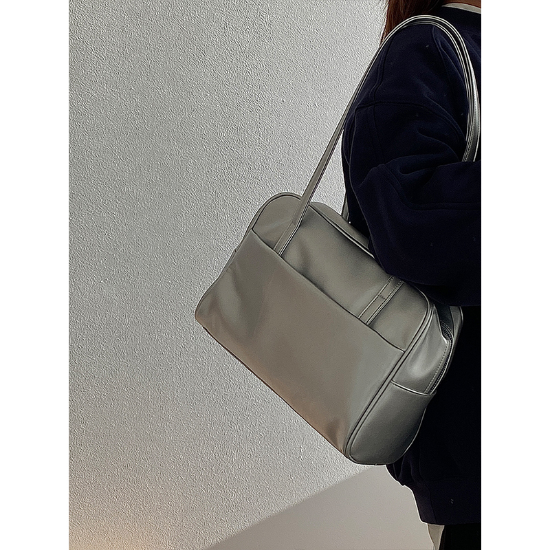 Large Capacity Metallic Silver Shoulder Tote Bag for Women - Spring Summer Commuter Style, Trendy Niche Design 2025