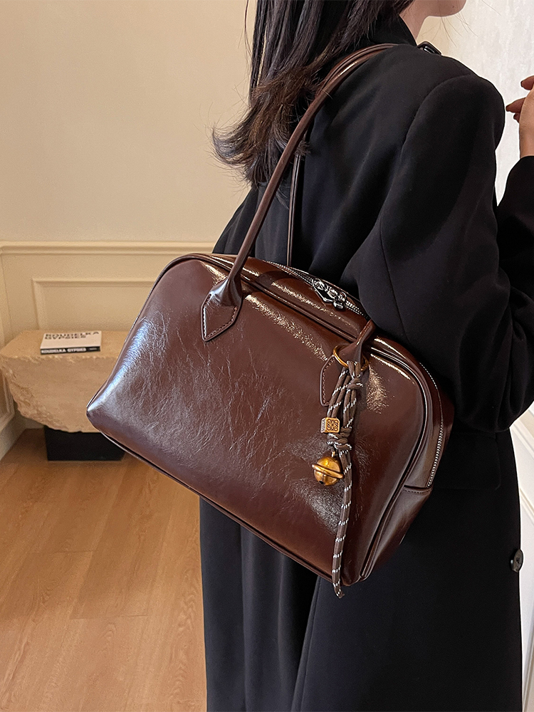Large Capacity Red Shoulder Bag for Women - High-End Summer Fashion Commuting Handbag 2024 Style