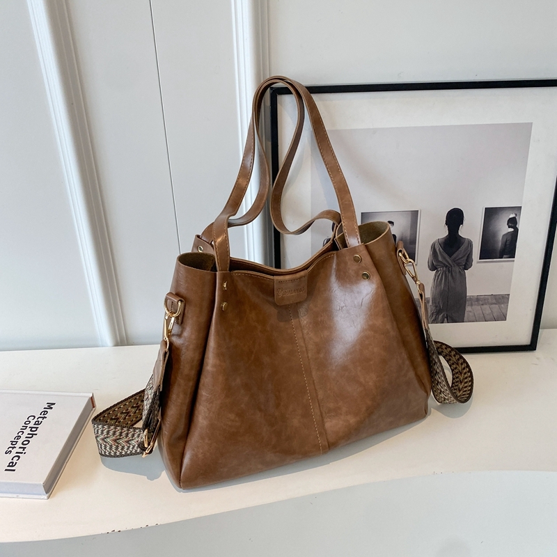 Large-Capacity Shoulder Bag for Commuting - Women's Retro Tote in Korean Style for Spring/Summer 2025 Fashion