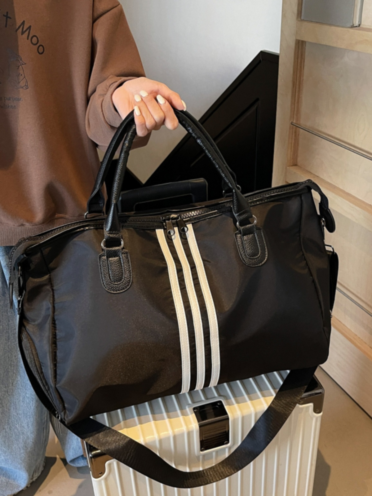 Lightweight Large-Capacity Commuter Travel Bag - Versatile Shoulder Bag for Business Trips, Gym, and Maternity Needs