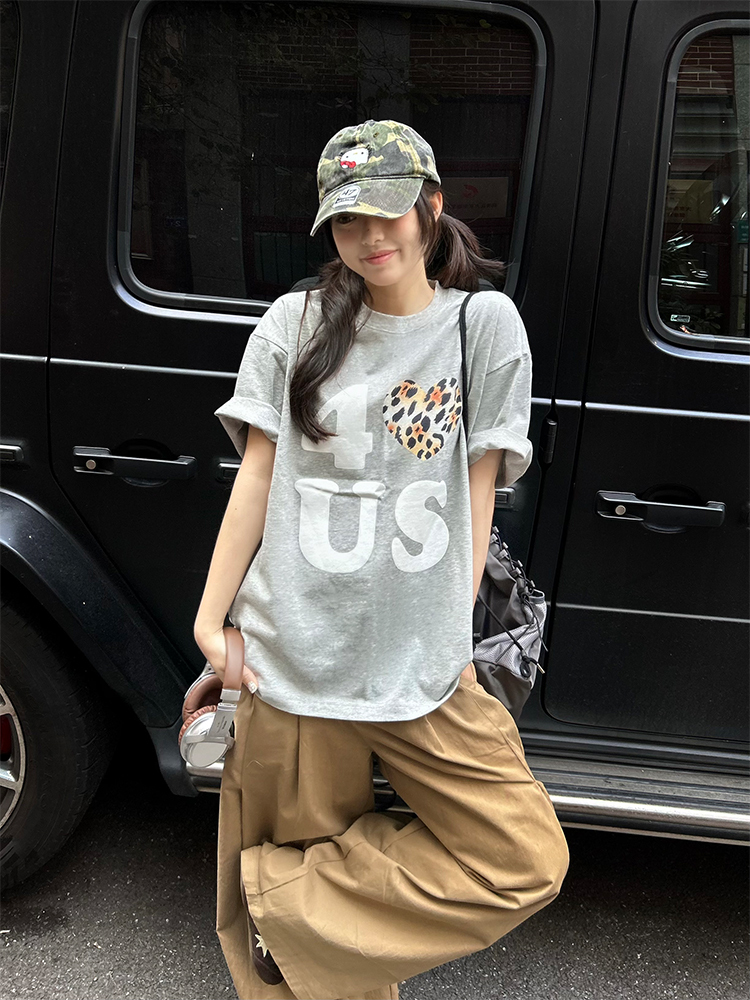 Loose Unisex Short Sleeve T-Shirt with Embroidered Heart - Summer Plaid Design, Trendy Casual Wear for Couples