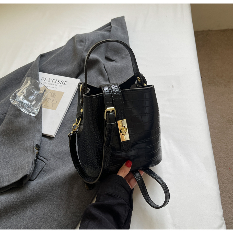 Luxury Lightweight Crocodile Pattern Bucket Bag - Summer 2025 Underarm Fashion Shoulder Bag