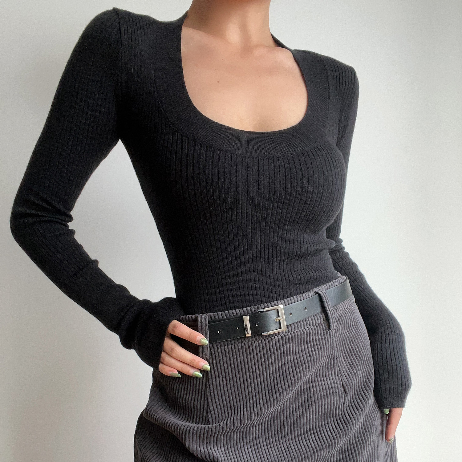 Minimalist U-Neck Slim-Fit Long Sleeve Knit Top - Solid Color Basic Shirt for European and American Style Fashion