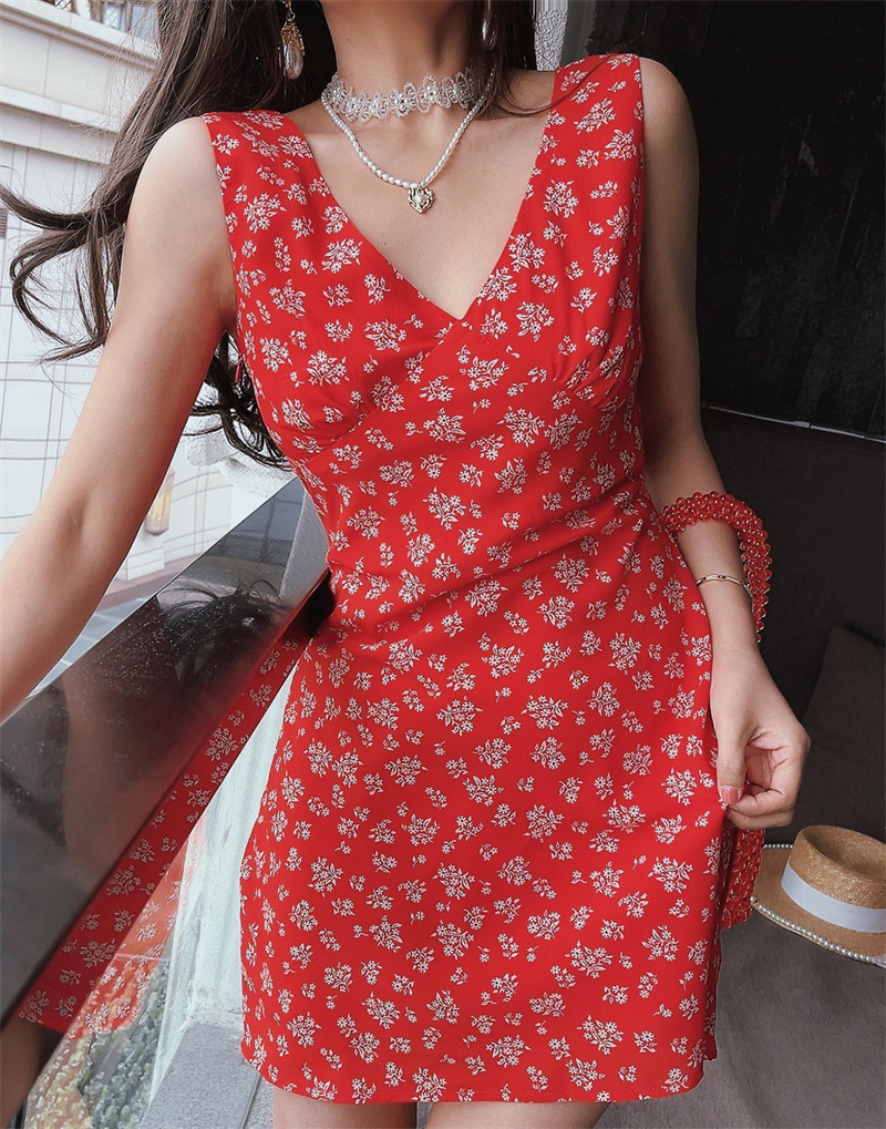 Oversized Floral Vacation Dress with French V-Neck and Waist-Cinching Detail - Spring/Summer 2025 Trendy Short Skirt