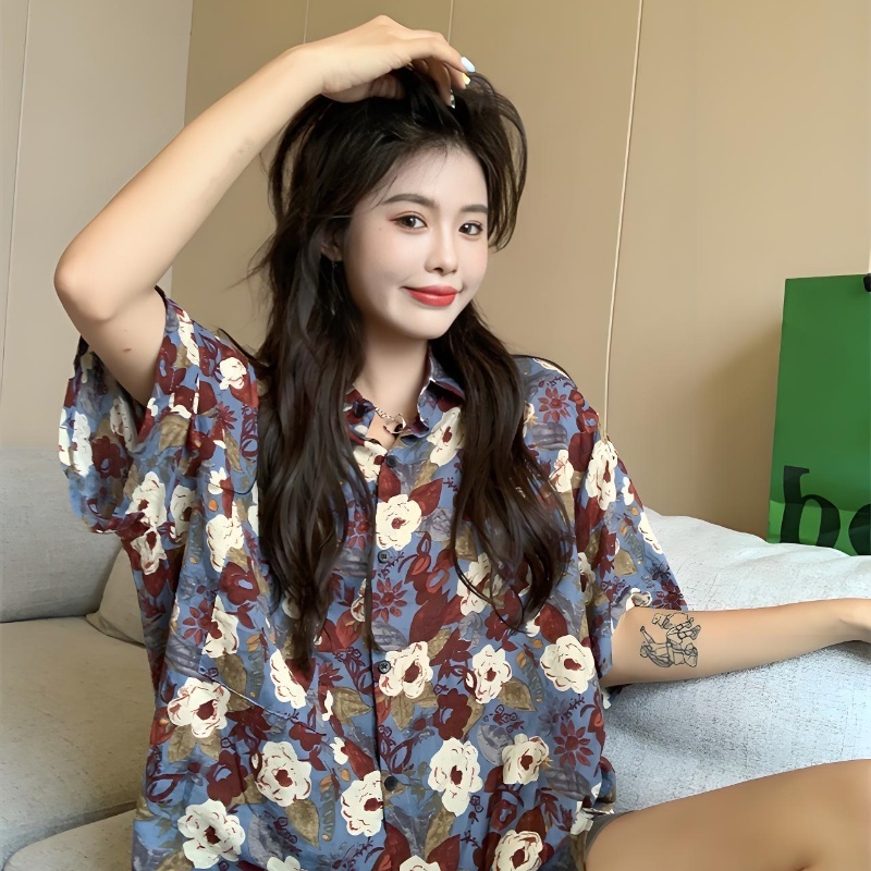 Plus Size Retro Floral Short Sleeve Shirt for Women | Loose Casual Summer Beach Top in Hong Kong Style