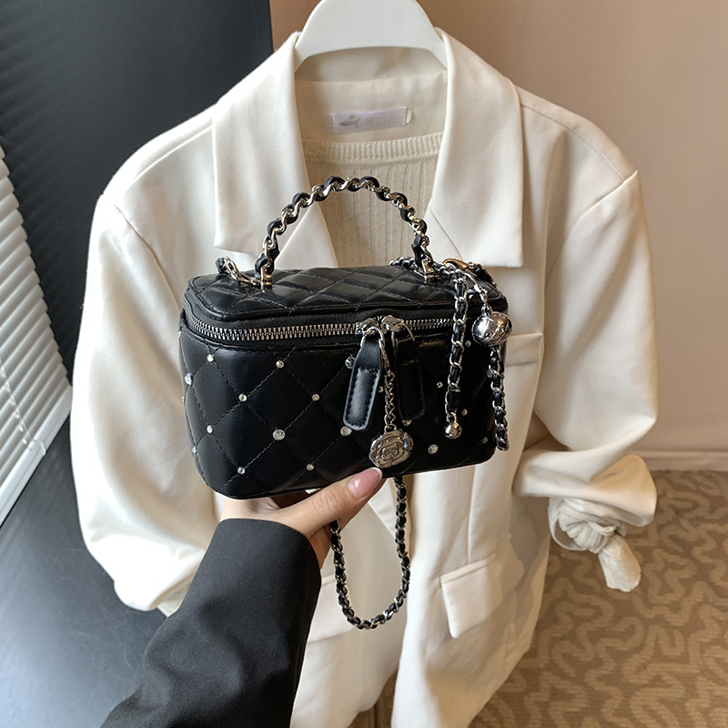 Quilted Chain Bucket Bag - Minimalist Elegant Shoulder Bag for Summer 2025, Exquisite and Trendy Design