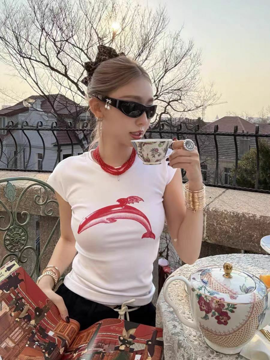 Red Dolphin Print Slim-Fit T-Shirt - Round Neck, Short Sleeves, Y2K Style for Trendy Casual Wear
