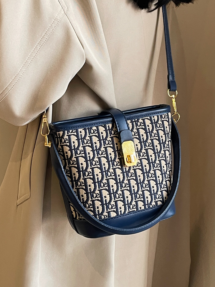 Retro Casual Bucket Bag for Women - High-End Fashion Shoulder Bag - 2025 Autumn Winter Niche Design