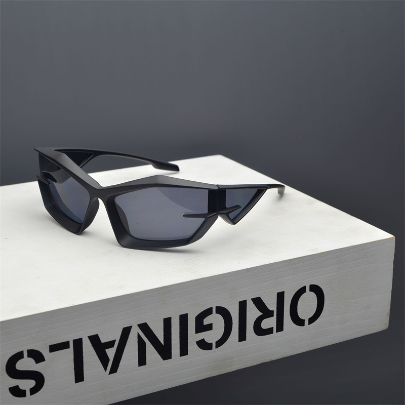 Retro Cat-Eye Punk Sunglasses for Men and Women - Trendy Futuristic Alien Style - Millennial Spicy Girl Fashion Accessory